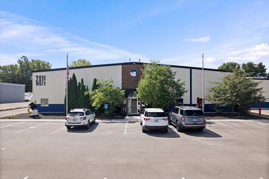 201 W Carmel Dr, Carmel, IN à louer - Photo de l’immeuble – Image 3 sur 16