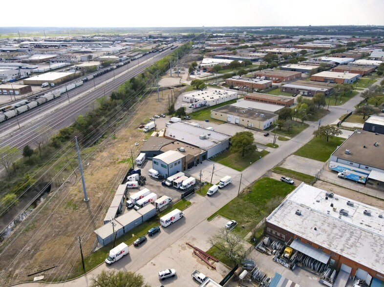 7707 Sovereign Row, Dallas, TX à vendre - Photo de l’immeuble – Image 2 sur 20