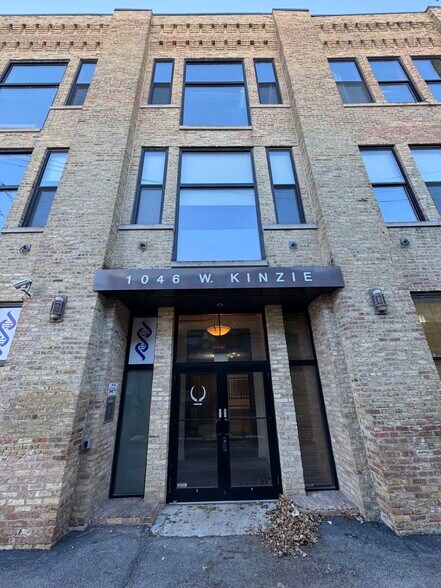 1046 W Kinzie St, Chicago, IL à louer - Photo de l’immeuble – Image 2 sur 2