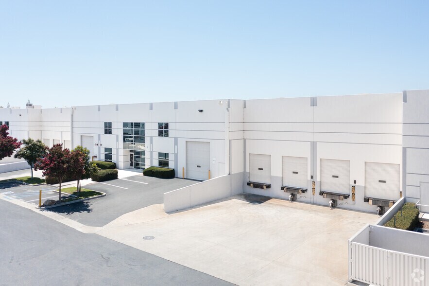 14063-14069 Stage Rd, Santa Fe Springs, CA à louer - Photo de l’immeuble – Image 3 sur 4