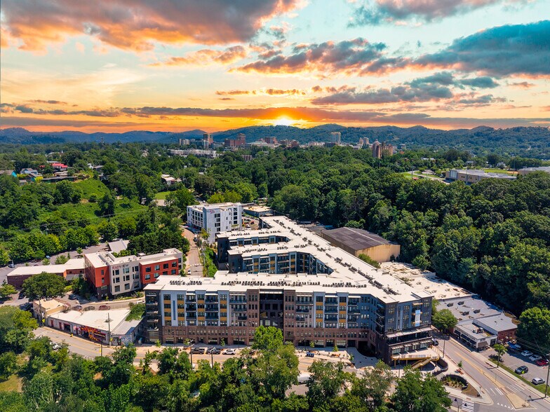 146 Roberts St, Asheville, NC à louer - Photo de l’immeuble – Image 2 sur 9