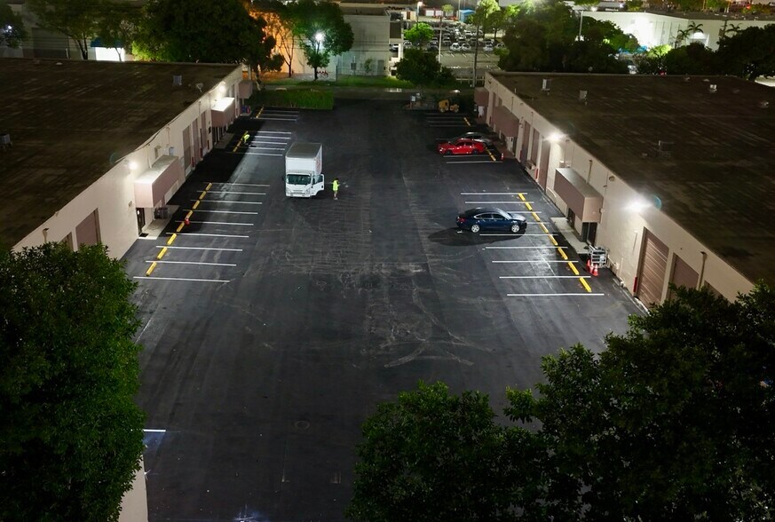 7282-7302 NW 70th St, Miami, FL à louer - Photo de l’immeuble – Image 2 sur 8