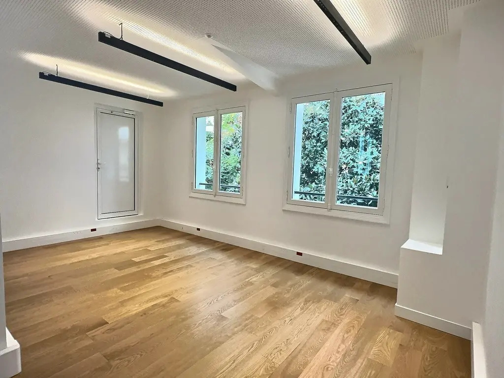 42 Rue De Bassano, Paris à louer Photo de l’immeuble– Image 1 sur 7