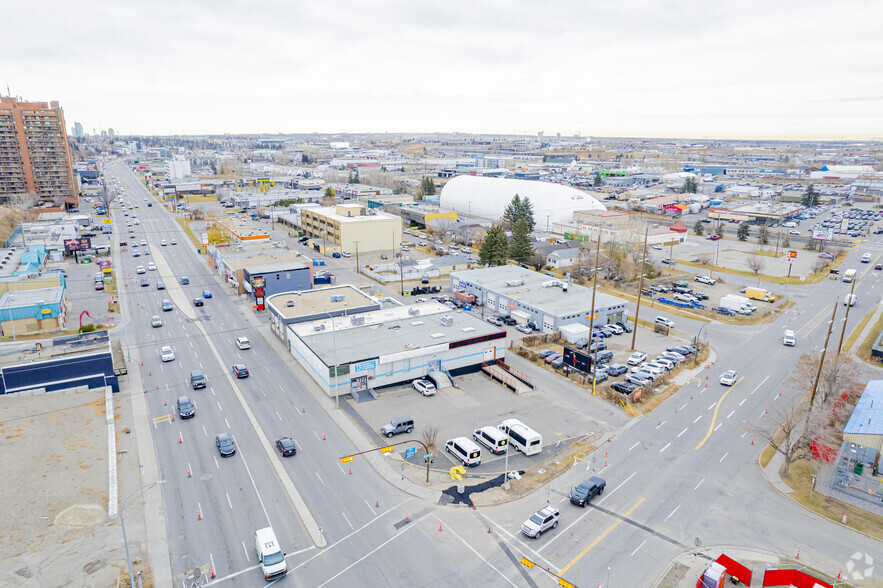 5008-5010 Macleod Trl SW, Calgary, AB à vendre - Aérien – Image 2 sur 3