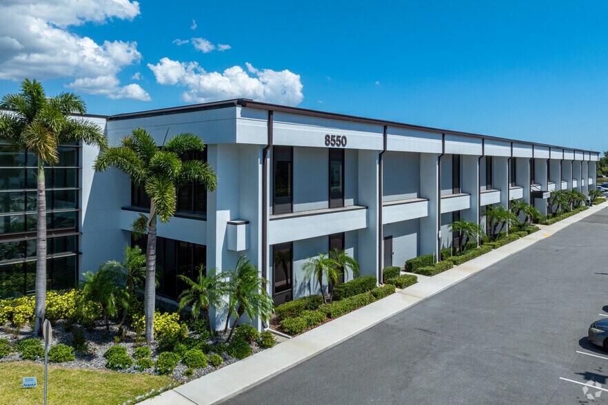 8550 Ulmerton Rd, Largo, FL à louer - Photo de l’immeuble – Image 2 sur 5