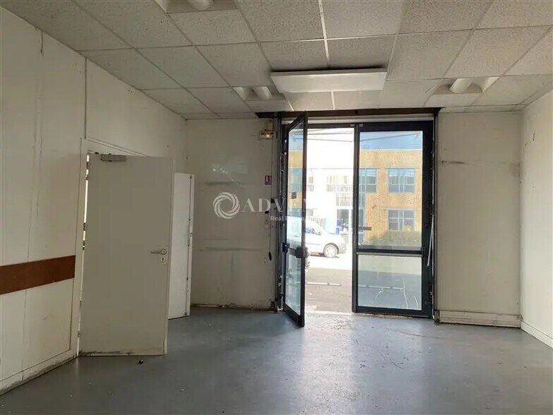 Bureau dans Montigny-le-Bretonneux à vendre - Photo de l’immeuble – Image 2 sur 7