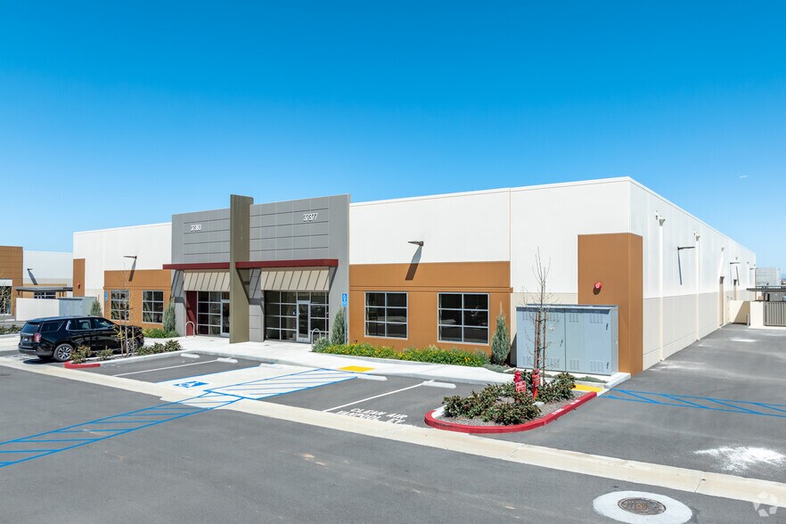 37373 Industry Way, Murrieta, CA à louer - Photo de l’immeuble – Image 1 sur 14