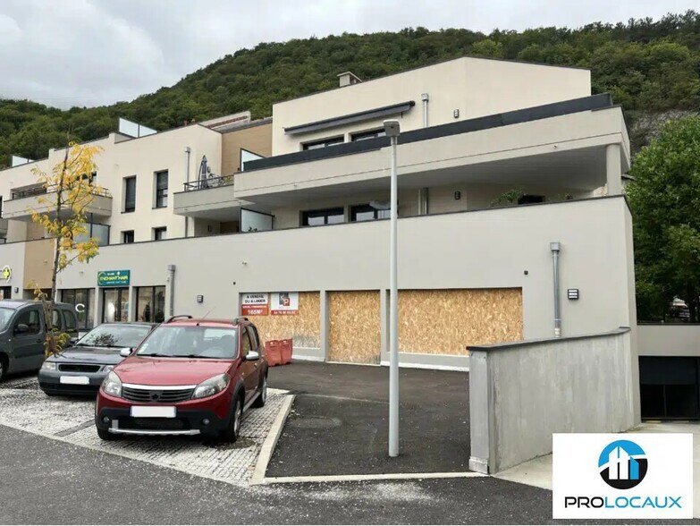Local commercial dans Noyarey à louer - Photo de l’immeuble – Image 3 sur 3