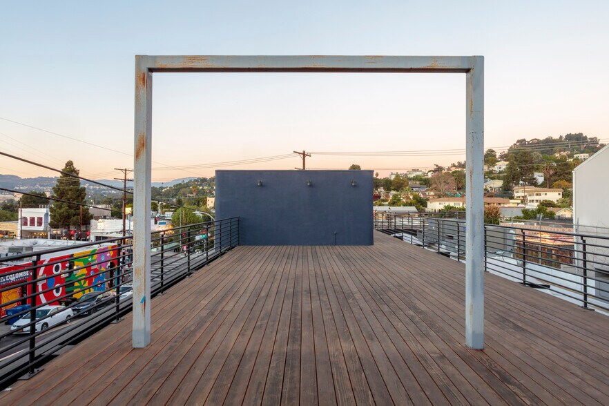 3828 W Sunset Blvd, Los Angeles, CA à louer - Photo de l’immeuble – Image 3 sur 11