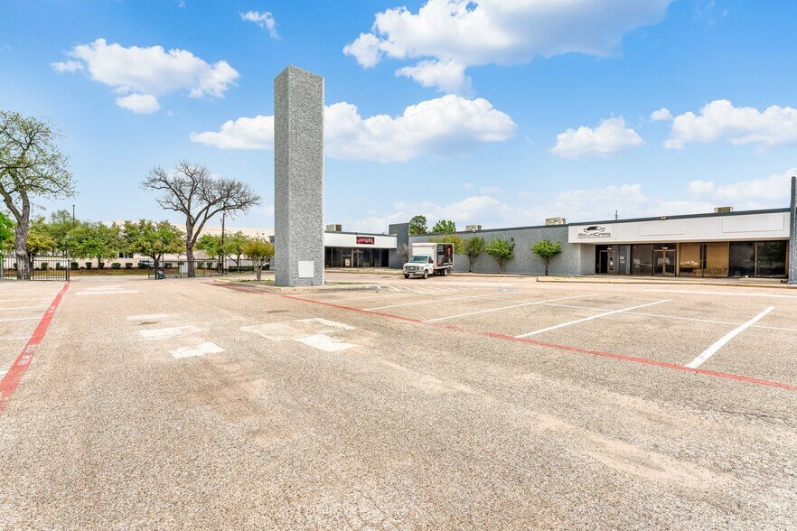 2474 Manana Dr, Dallas, TX à louer - Photo de l’immeuble – Image 3 sur 9