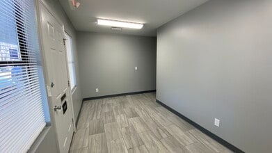 4221 Baymeadows Rd, Jacksonville, FL à louer Photo intérieure– Image 1 sur 10