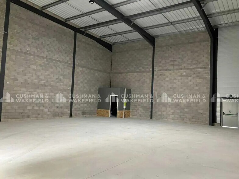 523 Avenue De Berlin, Signes à louer - Photo de l’immeuble – Image 3 sur 5