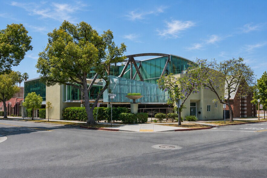 320 E Harvard St, Glendale, CA à vendre - Photo de l’immeuble – Image 1 sur 24