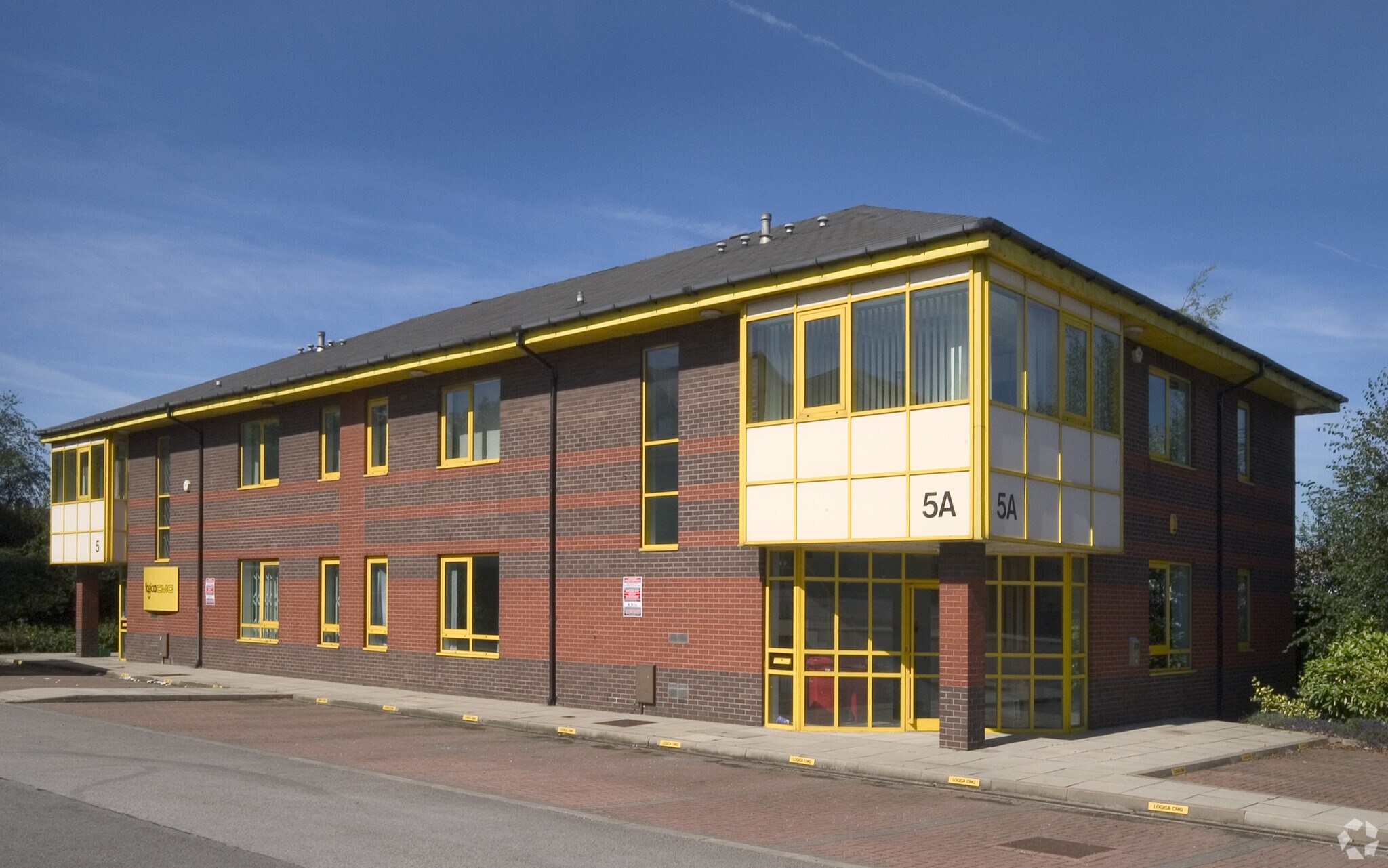 Bruntcliffe Way, Morley à louer Photo principale– Image 1 sur 2