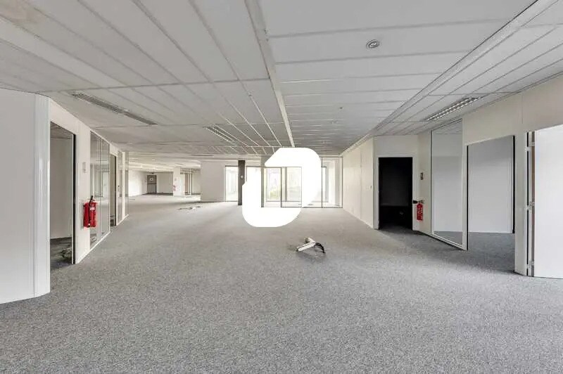 Bureau dans Saint-Denis à louer - Photo de l’immeuble – Image 2 sur 13
