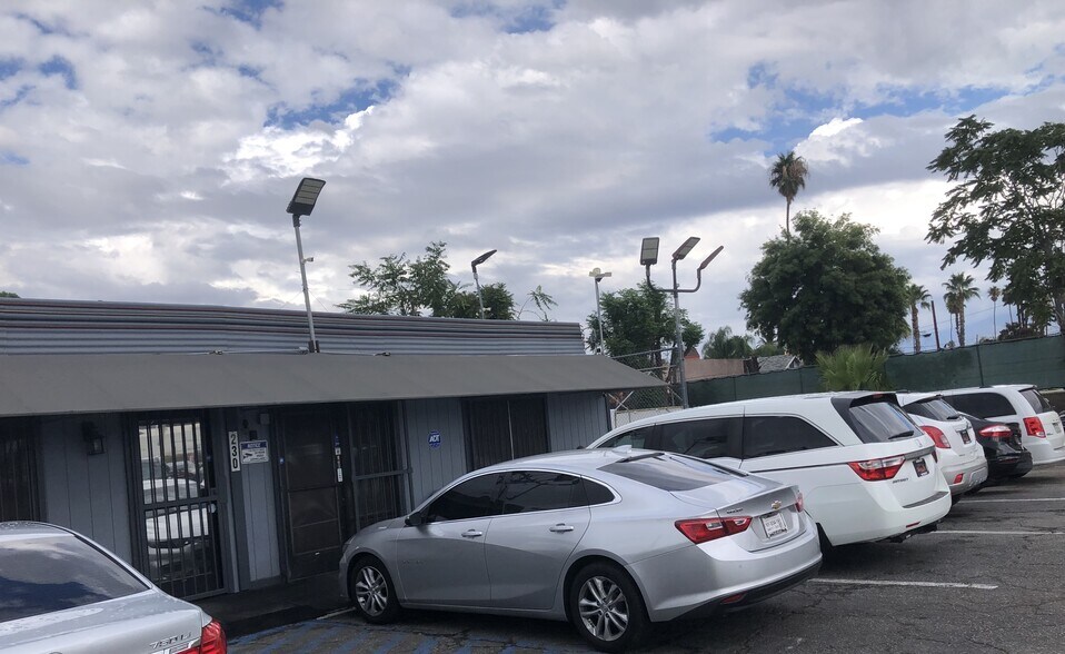 230 W Florida Ave, Hemet, CA à vendre - Photo de l’immeuble – Image 2 sur 2