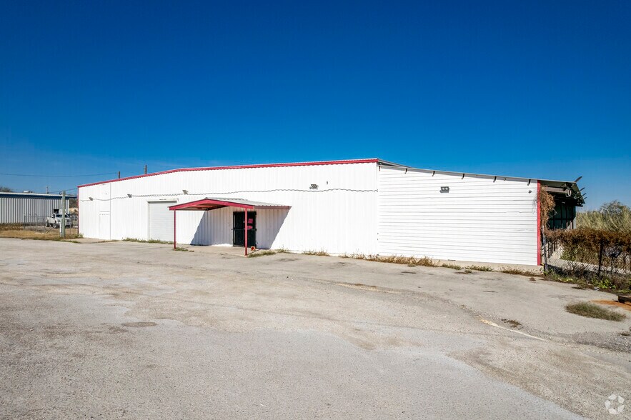 1457 S Highway 181, Karnes City, TX à vendre - Photo de l’immeuble – Image 3 sur 6