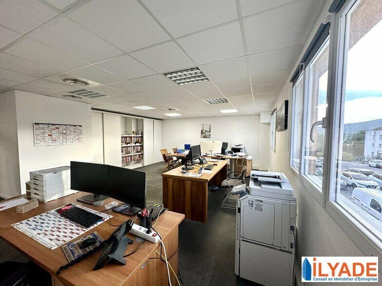 300 Avenue Des Mattes, La Ciotat à louer - Photo de l’immeuble – Image 1 sur 13