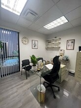 6260 McLeod Dr, Las Vegas, NV à louer Photo intérieure– Image 1 sur 2