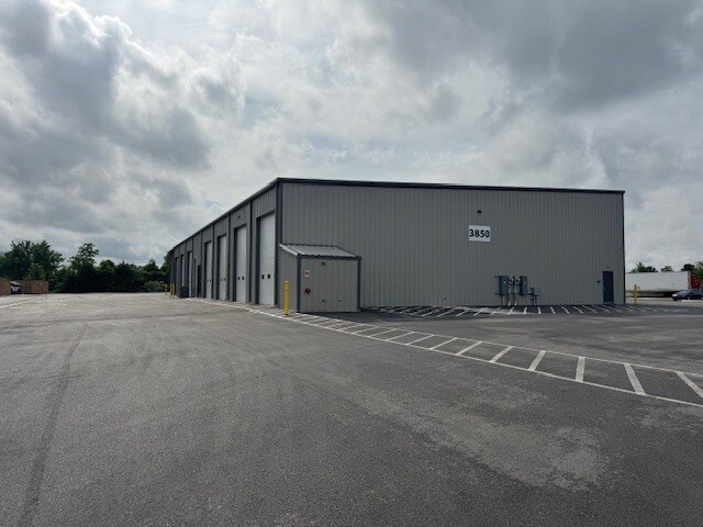 3850 S Honeysuckle Ln, Rogers, AR à vendre - Photo de l’immeuble – Image 2 sur 7