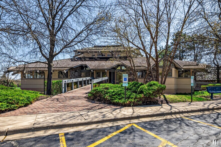 970 McHenry Ave, Crystal Lake, IL à vendre - Photo de l’immeuble – Image 3 sur 26