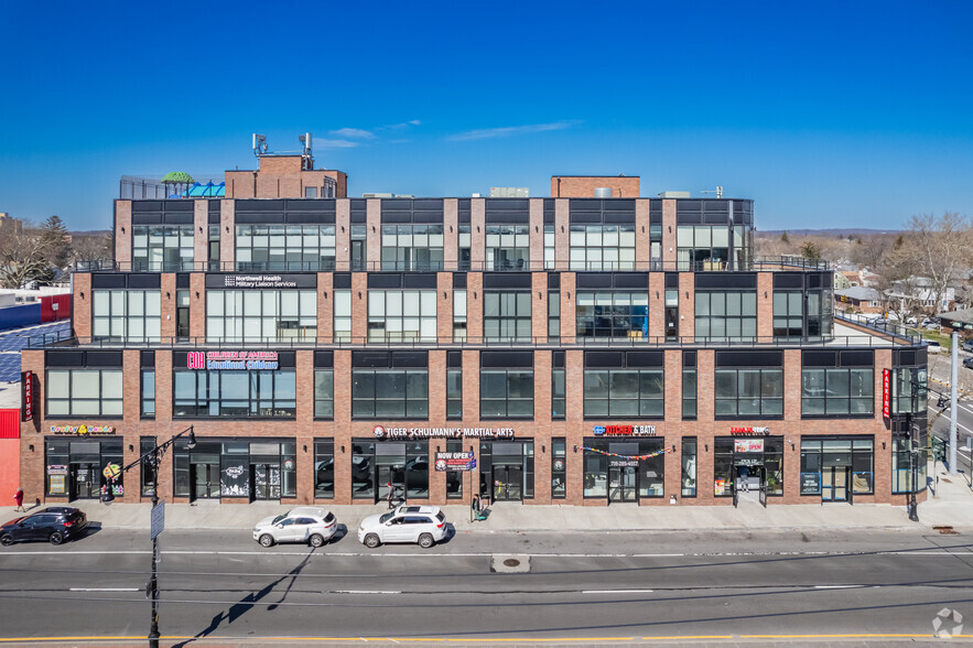 251-73 Jericho Tpke, Bellerose, NY à louer - Photo de l’immeuble – Image 3 sur 12