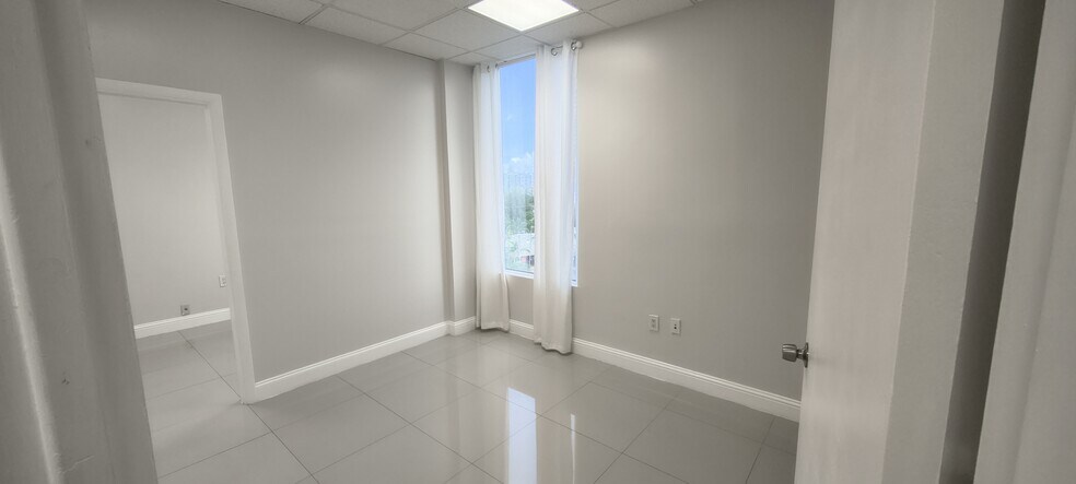 12550 Biscayne Blvd, North Miami, FL à louer - Photo de l’immeuble – Image 2 sur 10