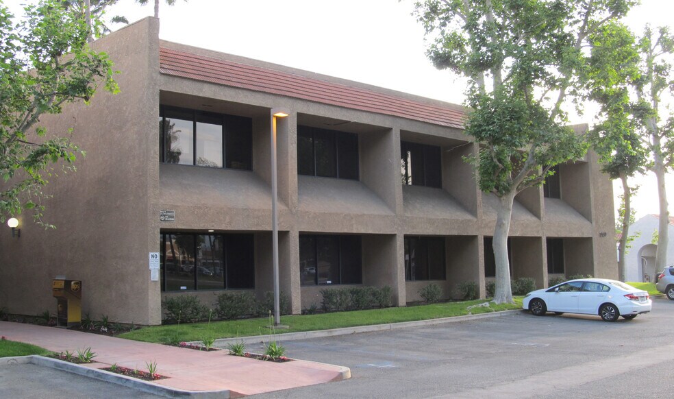 2120 Foothill Blvd, La Verne, CA à louer - Photo principale – Image 1 sur 2