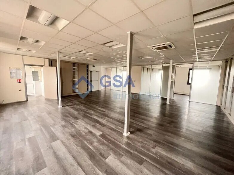 Bureau dans Lisses à louer - Photo intérieure – Image 3 sur 9