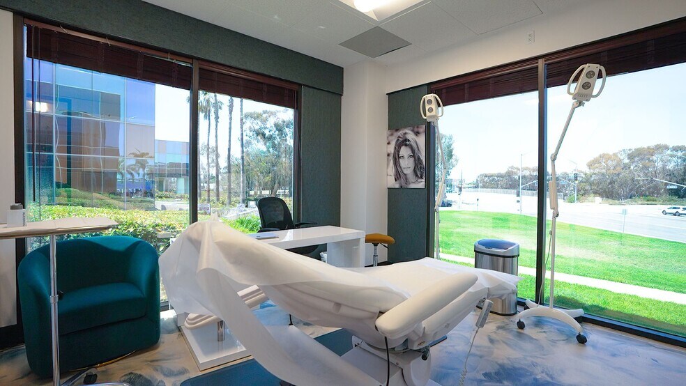 3620 Birch St, Newport Beach, CA à vendre - Photo de l’immeuble – Image 2 sur 9