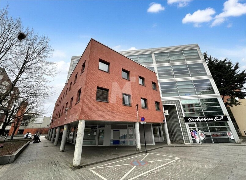 Bureau dans Évry-Courcouronnes à vendre - Photo de l’immeuble – Image 1 sur 11