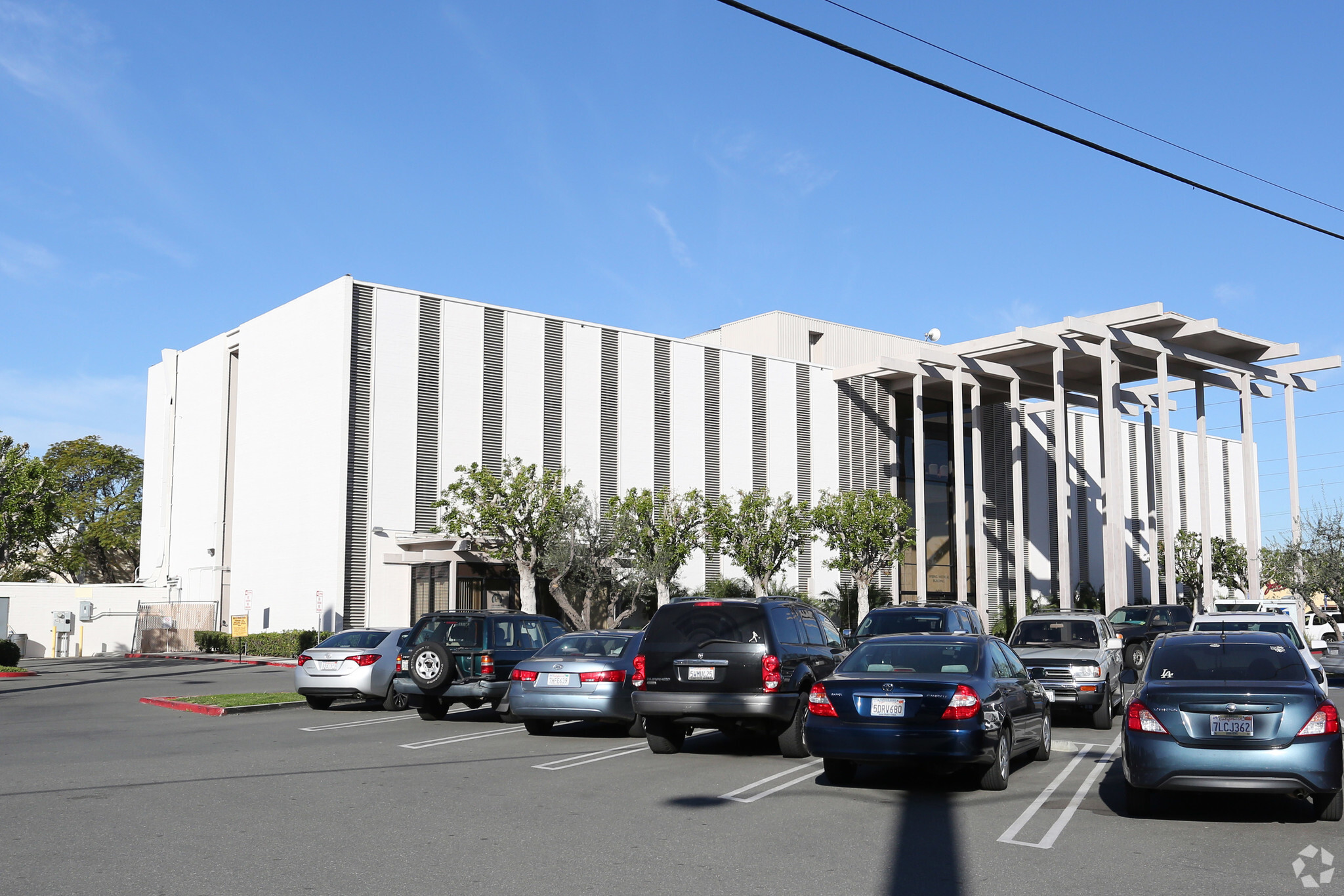 6226 E Spring St, Long Beach, CA à louer Photo de l’immeuble– Image 1 sur 9