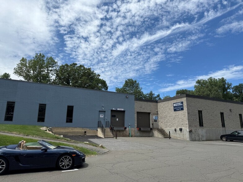 15 Commerce Rd, Newtown, CT à louer - Photo de l’immeuble – Image 1 sur 6