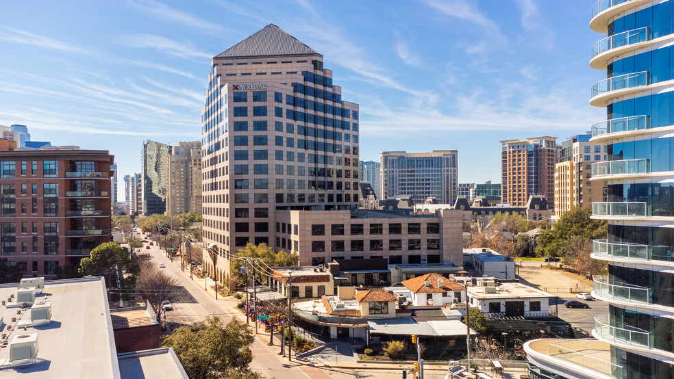2515 McKinney Ave, Dallas, TX à louer - Photo de l’immeuble – Image 3 sur 22