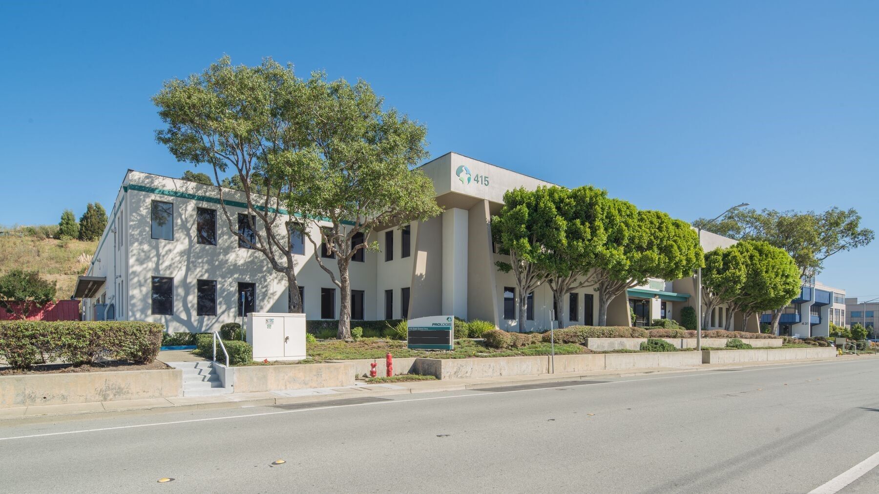 415-425 E Grand Ave, South San Francisco, CA à louer Photo de l’immeuble– Image 1 sur 5