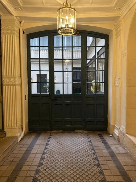 27 Rue De L'Universite, Paris à vendre - Photo de l’immeuble – Image 2 sur 3
