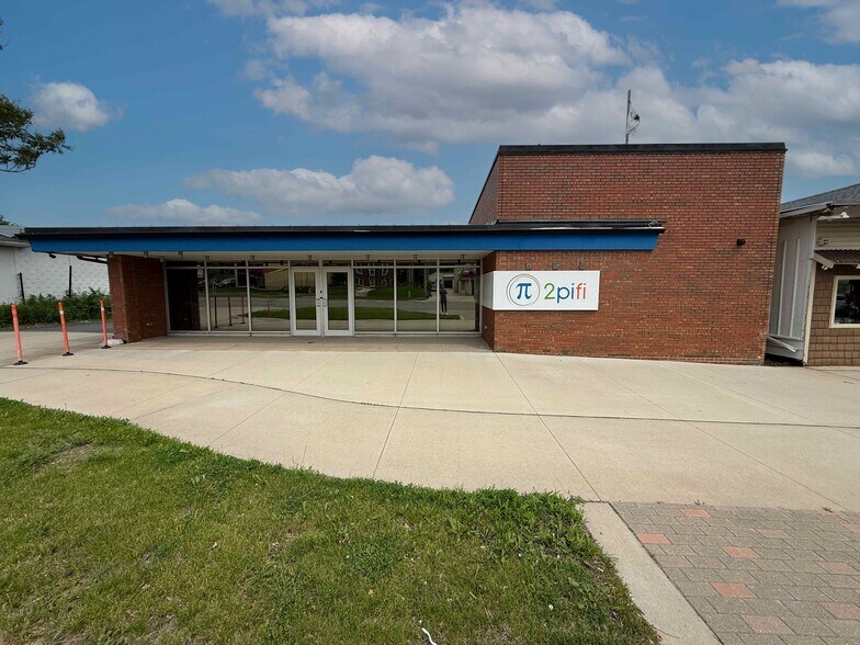 3223 1st Ave SE, Cedar Rapids, IA à vendre - Photo de l’immeuble – Image 2 sur 18