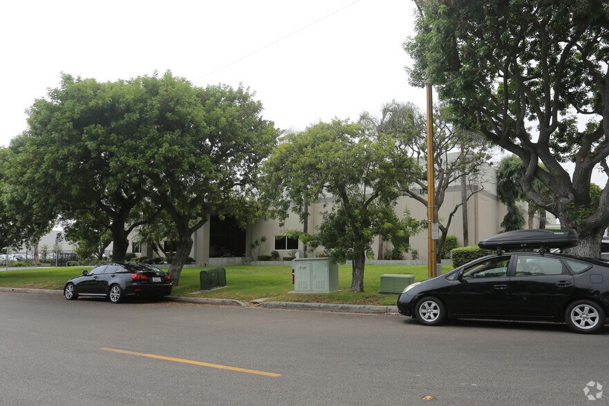 17321 Eastman St, Irvine, CA à louer - Photo de l’immeuble – Image 3 sur 4