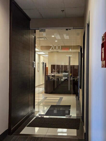 4360 Ch de la Côte-de-Liesse, Mt Royal, QC à louer - Photo de l’immeuble – Image 2 sur 19