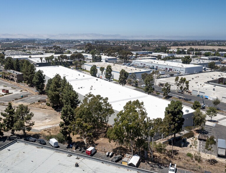 9340 Cabot Dr, San Diego, CA à louer - Photo de l’immeuble – Image 2 sur 5