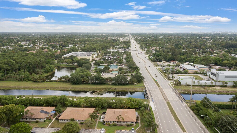 4931 S Military Trl, Green Acres, FL à louer - Photo de l’immeuble – Image 2 sur 32