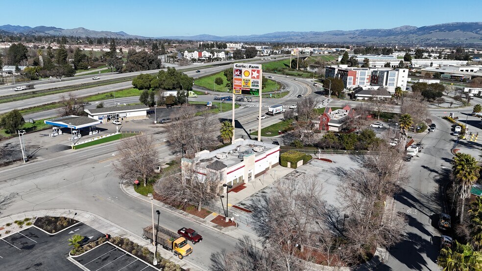 5884 Monterey Rd, Gilroy, CA à louer - Photo de l’immeuble – Image 2 sur 5