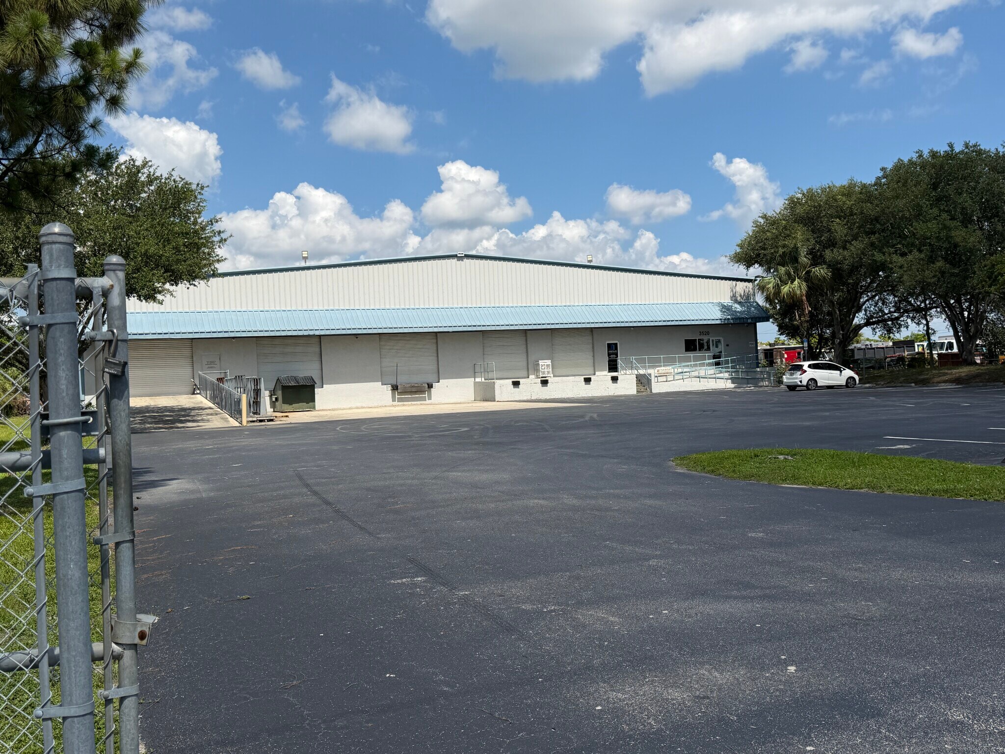 3520 Old Metro Pky, Fort Myers, FL à louer Photo de l’immeuble– Image 1 sur 8