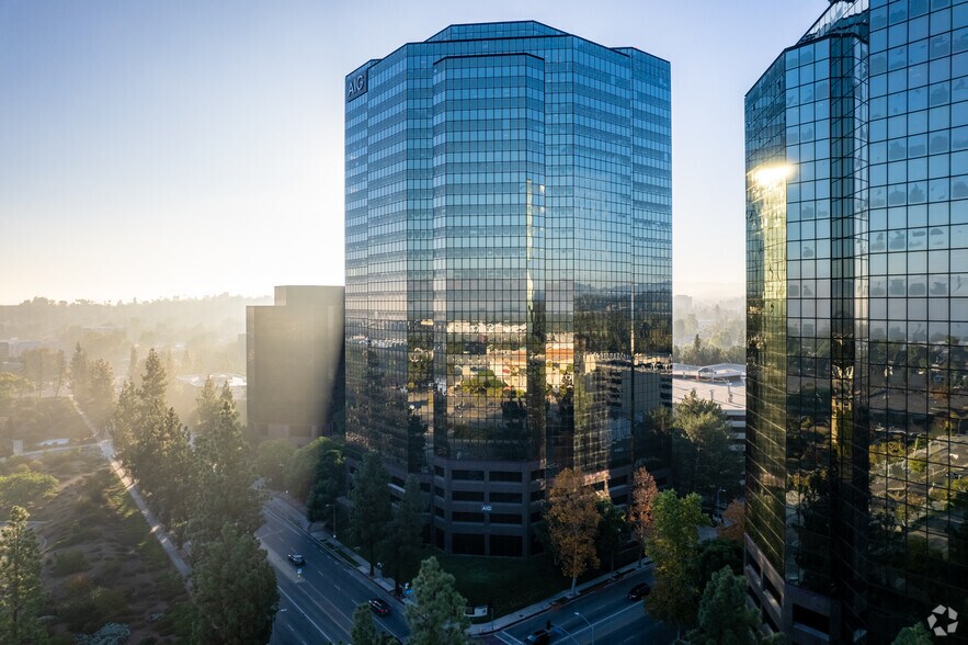 21650 Oxnard St, Woodland Hills, CA à louer - Photo principale – Image 1 sur 8