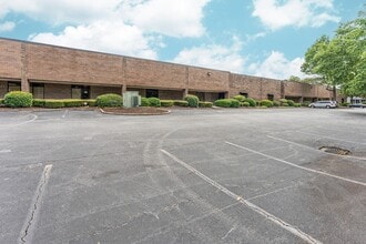 2189 Flintstone Dr, Tucker, GA à louer Photo de l’immeuble– Image 1 sur 8