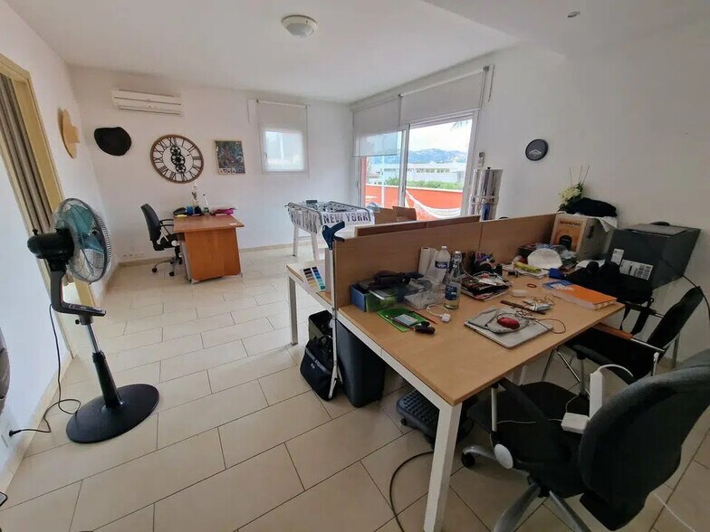 Bureau dans Saint-Laurent-du-Var à louer - Photo de l’immeuble – Image 1 sur 4