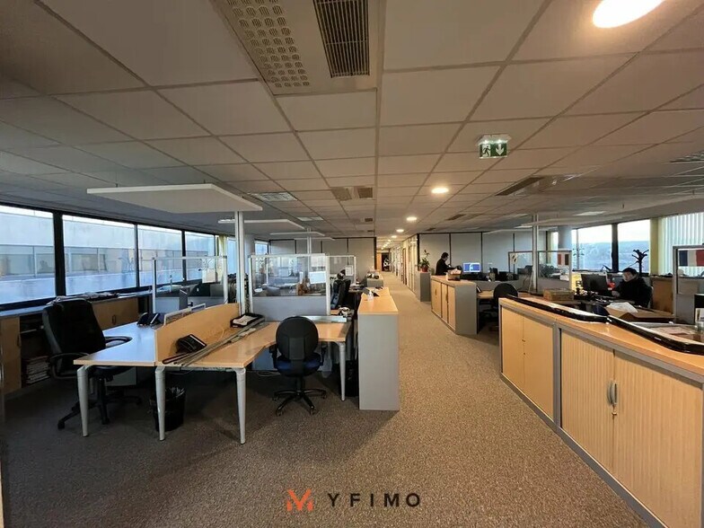 Bureau dans Poissy à louer - Photo de l’immeuble – Image 3 sur 7