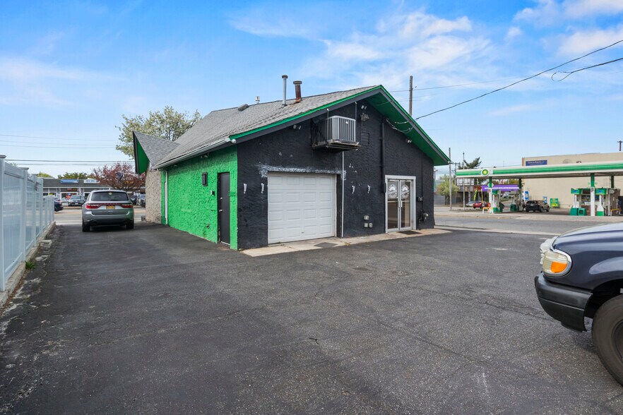 99 Jericho Tpke, Mineola, NY à vendre - Photo de l’immeuble – Image 2 sur 12
