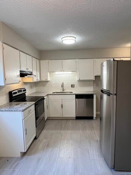 1931 Mereview Ct, Charlotte, NC à vendre - Photo de l’immeuble – Image 3 sur 28