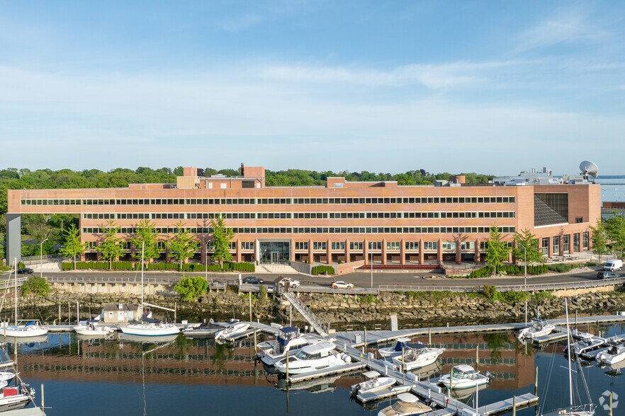 208 Harbor Dr, Stamford, CT à louer - Photo de l’immeuble – Image 2 sur 9